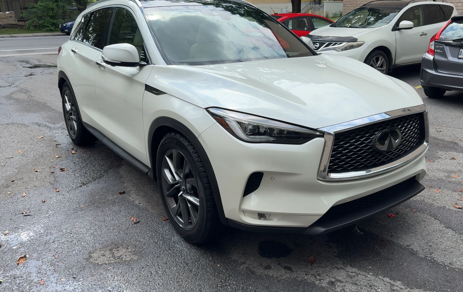 Infiniti blanche après un nettoyage extérieur
